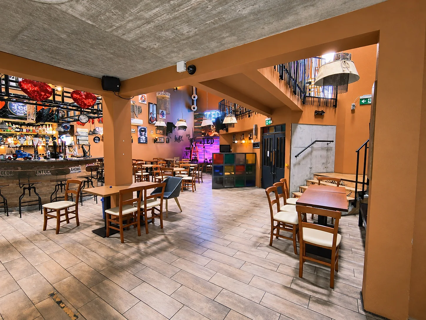 Sala główna na parterze z barem, sceną i schodami na antresolę