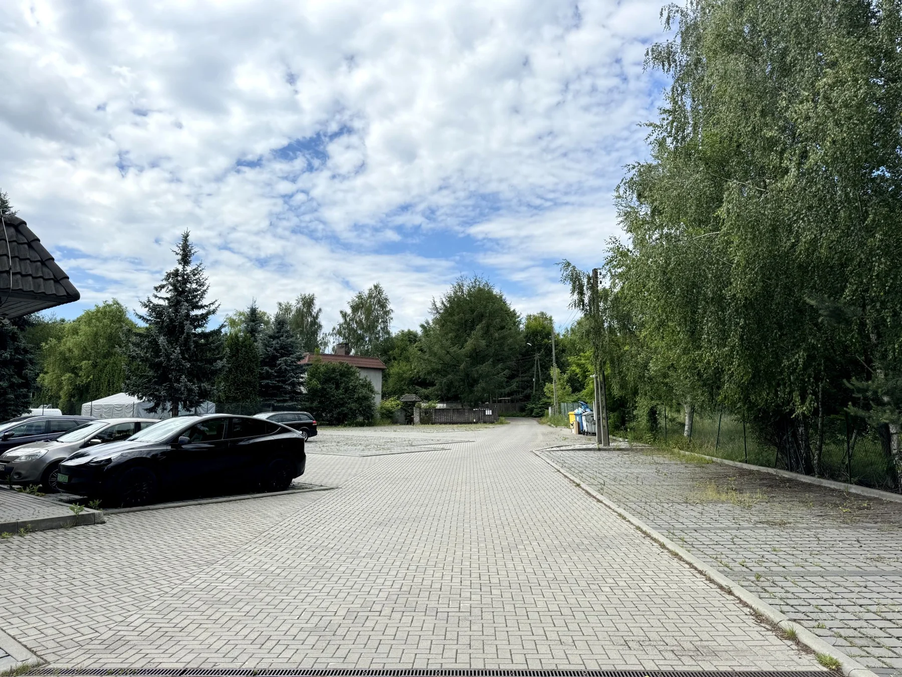 Utwardzony plac i miejsca parkingowe przy budynku